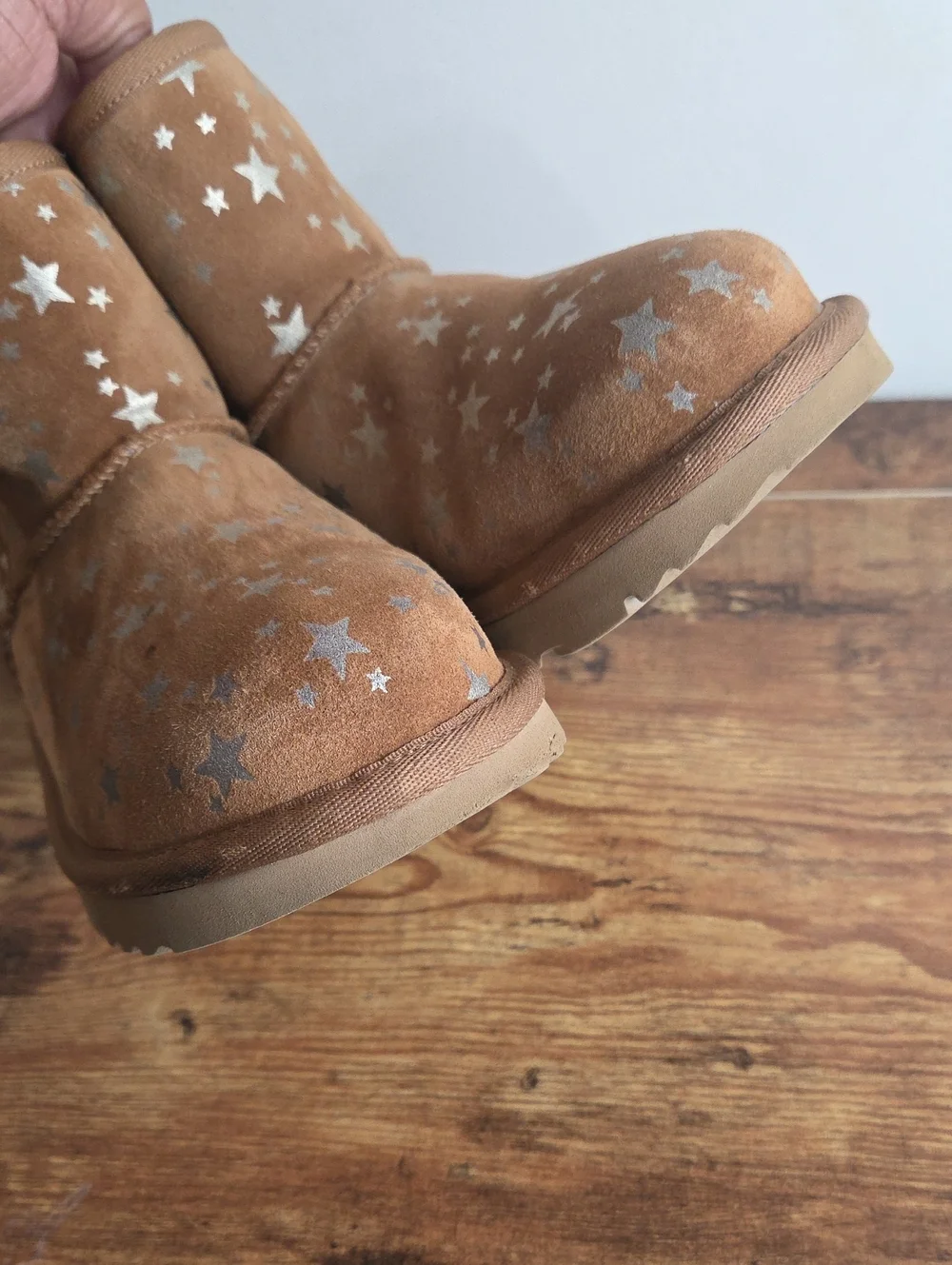 UGG Kids' Classic Mini II Stars Chestnut Suede Shearling Boot Sz 6Y Cabincore